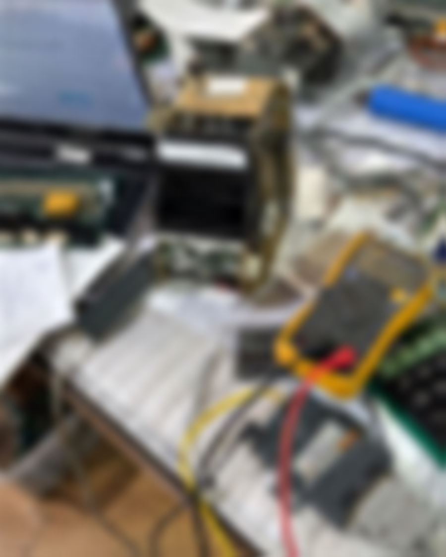 Banco de reparación con la placa de una terminal de apuestas