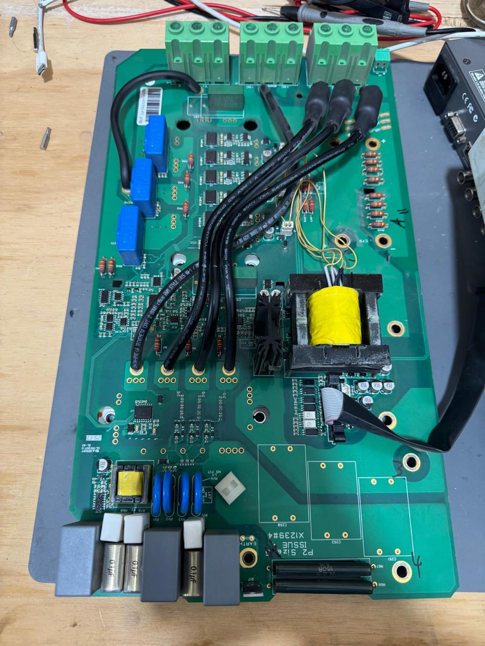 PCB industrial en revisi&oacute;n de laboratorio